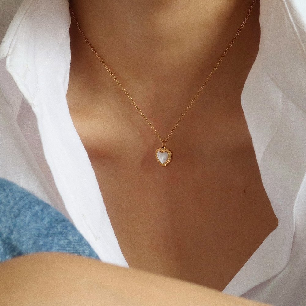 NEW 18K Gold Plated Shell Embossed Heart Love Necklace - Picture 12 of 12